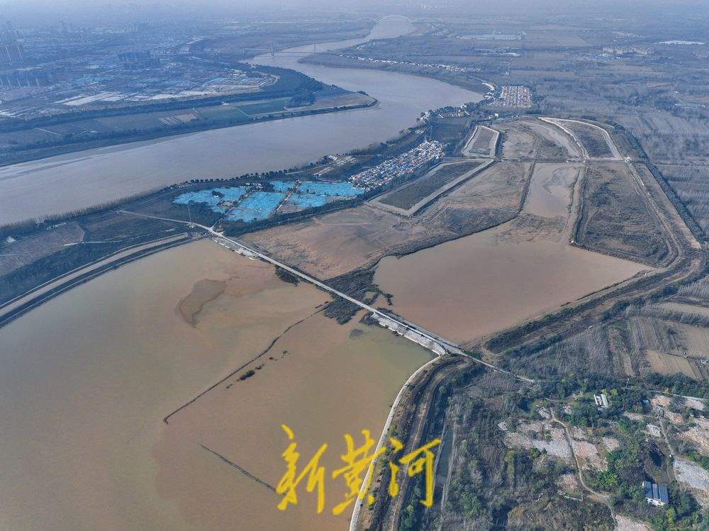 初冬暖阳下，济南鹊山水库沉砂池与黄河水相映成趣、风光如画