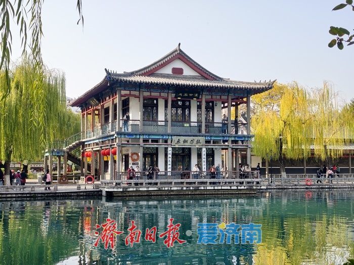 初冬时节，五龙潭公园色彩斑斓景致如画