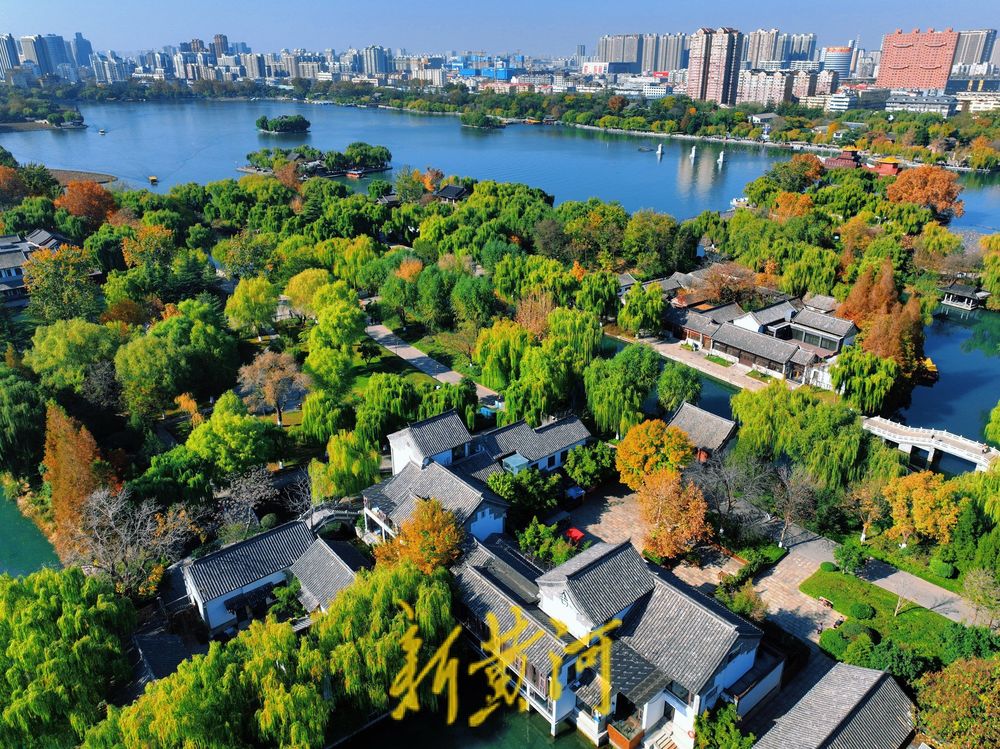 大明湖进入冬日多彩斑斓季，绘就泉城绝美画卷