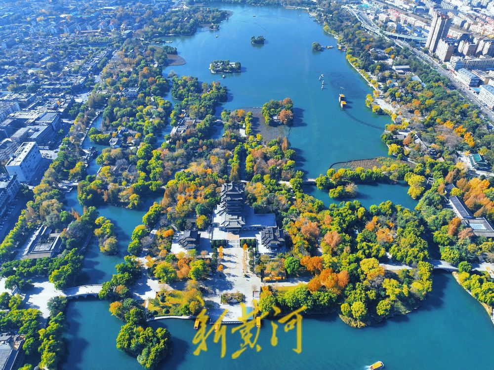 大明湖进入冬日多彩斑斓季，绘就泉城绝美画卷