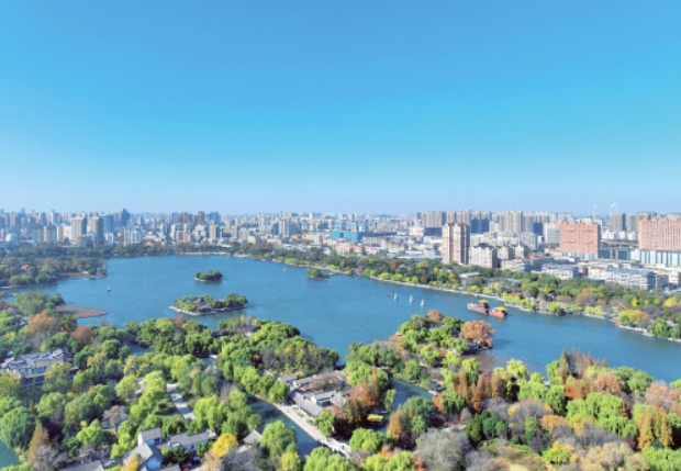 寒潮天气吹来“泉城蓝” 大明湖畔水天一色