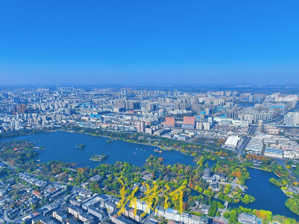一年四季 泉在济南丨寒风吹来“泉城蓝” 大明湖畔层林尽染水天一色