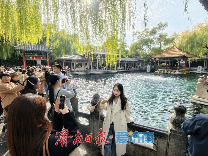 趵突泉披上“初冬调色盘”，三股水映衬冬日里的斑斓画卷