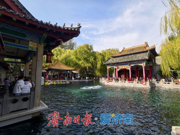 趵突泉披上“初冬调色盘”，三股水映衬冬日里的斑斓画卷