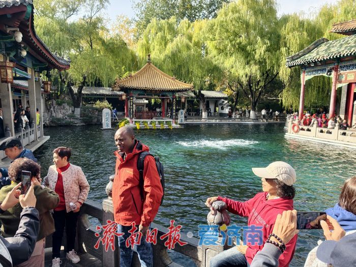 趵突泉披上“初冬调色盘”，三股水映衬冬日里的斑斓画卷