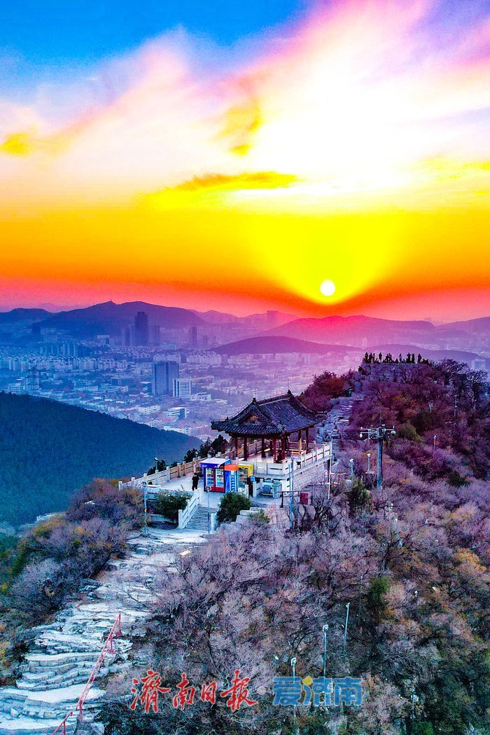 初冬千佛山绝美晚霞 落日余晖映天际