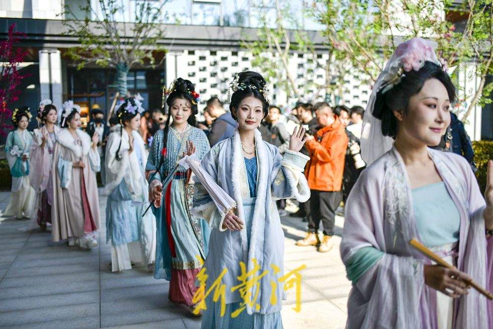 济南“如梦令宋词主题演艺乐园”开启汉服巡游，再现千年风雅