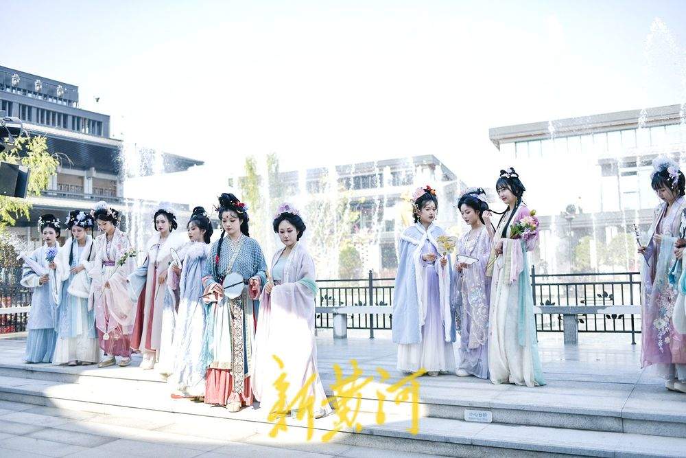 济南“如梦令宋词主题演艺乐园”开启汉服巡游，再现千年风雅