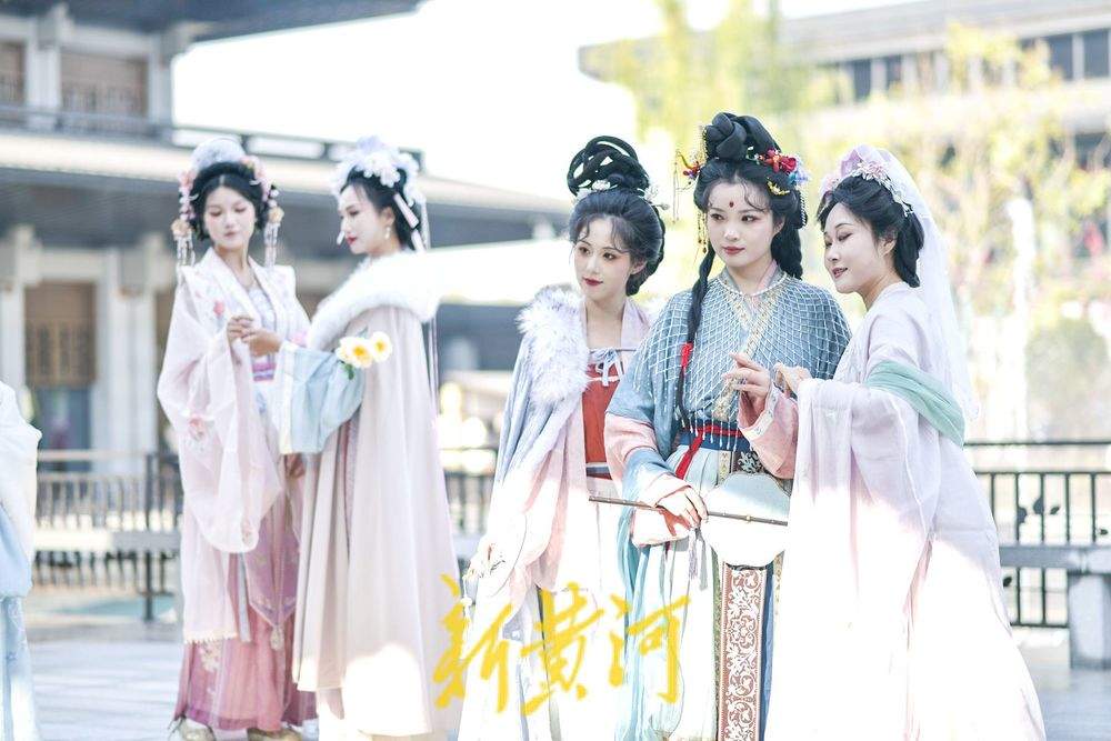 济南“如梦令宋词主题演艺乐园”开启汉服巡游，再现千年风雅