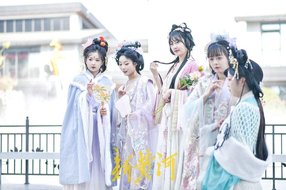 济南“如梦令宋词主题演艺乐园”开启汉服巡游，再现千年风雅
