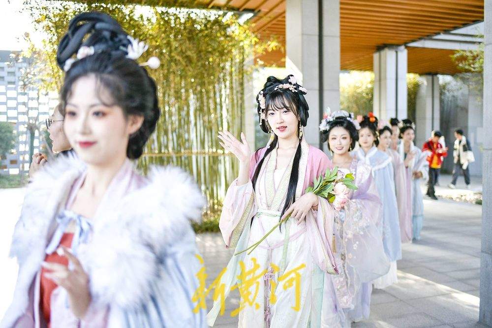 济南“如梦令宋词主题演艺乐园”开启汉服巡游，再现千年风雅