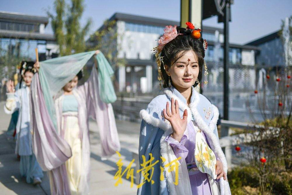 济南“如梦令宋词主题演艺乐园”开启汉服巡游，再现千年风雅