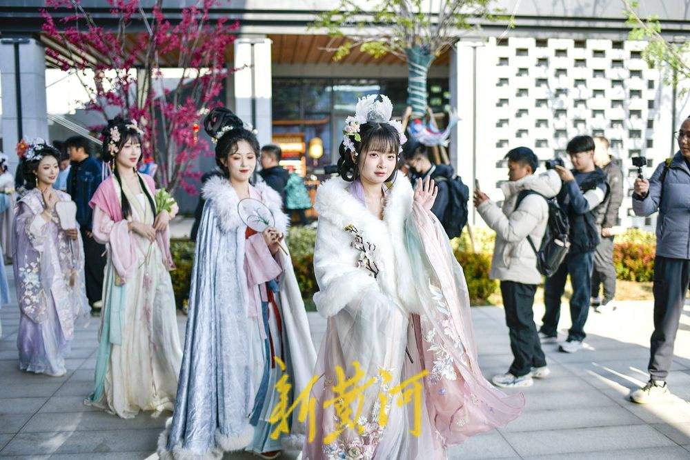 济南“如梦令宋词主题演艺乐园”开启汉服巡游，再现千年风雅