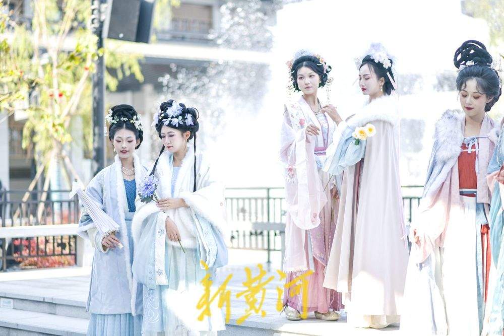 济南“如梦令宋词主题演艺乐园”开启汉服巡游，再现千年风雅