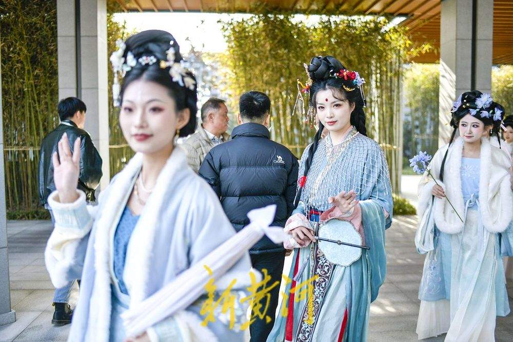 济南“如梦令宋词主题演艺乐园”开启汉服巡游，再现千年风雅