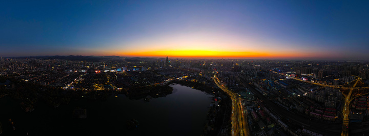 大明湖冬日晚照,老城新韵绘就泉城暮色