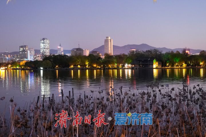大明湖冬日晚照,老城新韵绘就泉城暮色