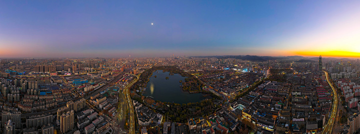 大明湖冬日晚照,老城新韵绘就泉城暮色