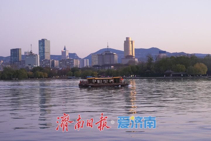 大明湖冬日晚照,老城新韵绘就泉城暮色