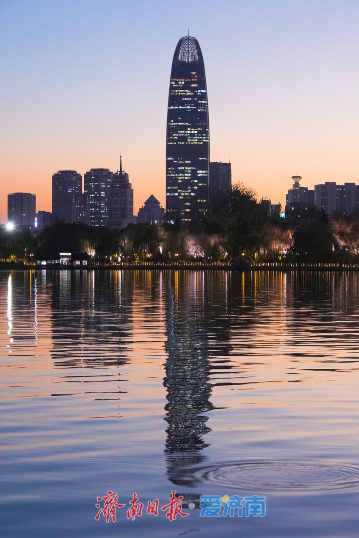 大明湖冬日晚照,老城新韵绘就泉城暮色