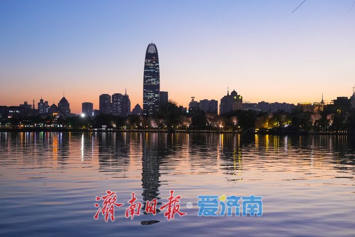 大明湖冬日晚照,老城新韵绘就泉城暮色