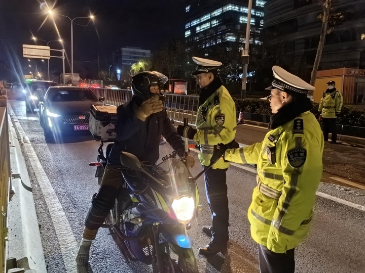 查获67起!济南交警开展冬季守护行动