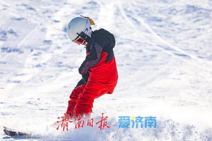 探访济南金象山冰雪消费季开板盛况 点燃泉城“冰雪热”