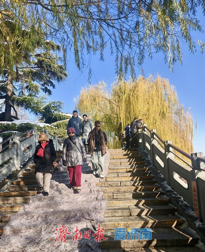 大明湖雪后初晴引客来