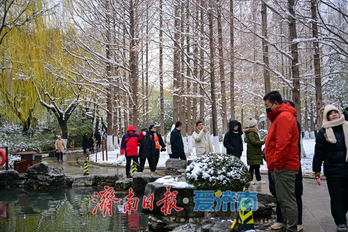 雪后五龙潭银装素裹 游客流连赏景