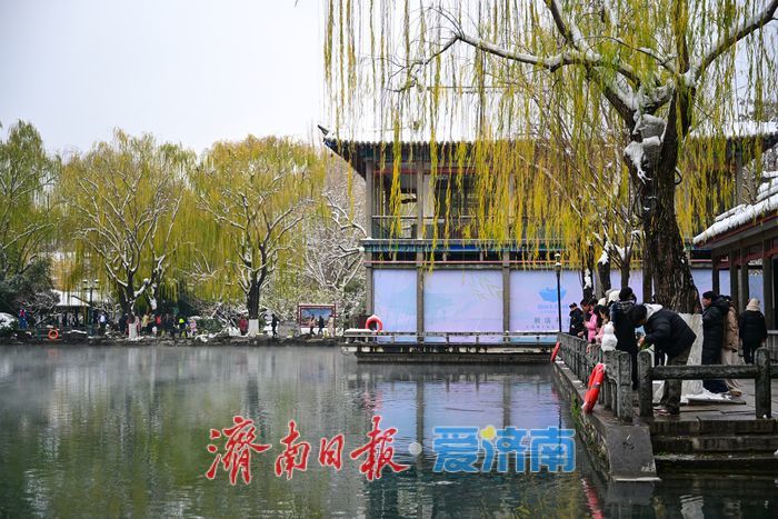 雪后五龙潭银装素裹 游客流连赏景