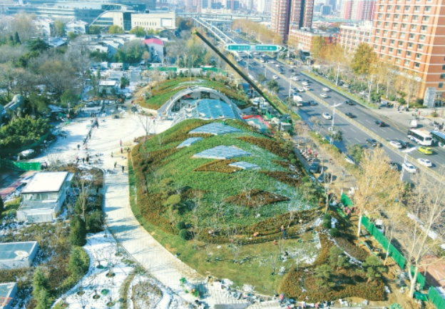 济南轨道交通4号线泉城公园站穹顶披绿衣