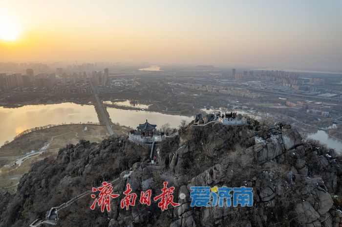 一年四季 泉在济南丨湖映霞光，醉美华山