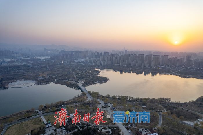 一年四季 泉在济南丨湖映霞光，醉美华山