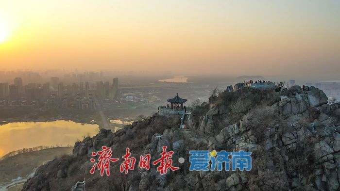 一年四季 泉在济南丨湖映霞光，醉美华山