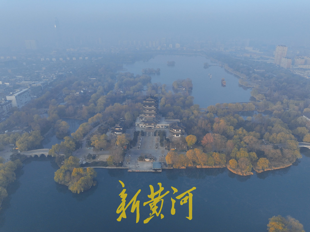 济南冬日晨雾绘就水墨明湖