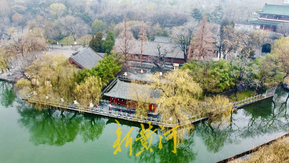 泉城迎“数九”首场降雨 大明湖云雾缭绕宛若仙境