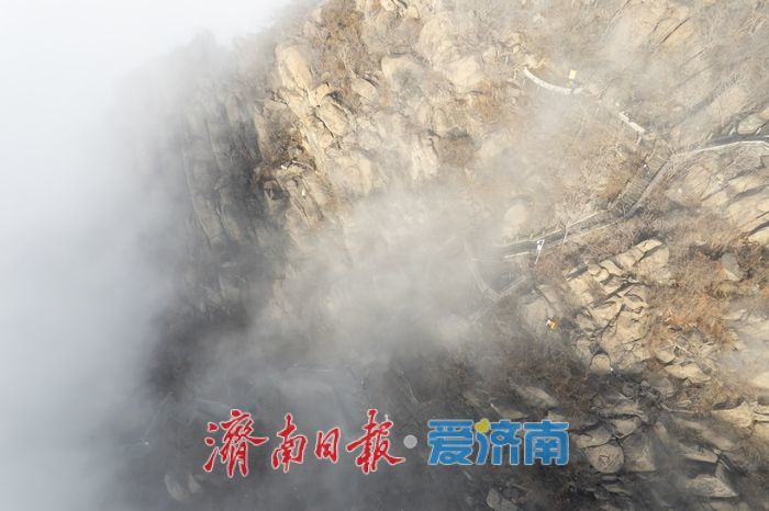 冬日华山迎来云海景观，缥缈景致引人入胜
