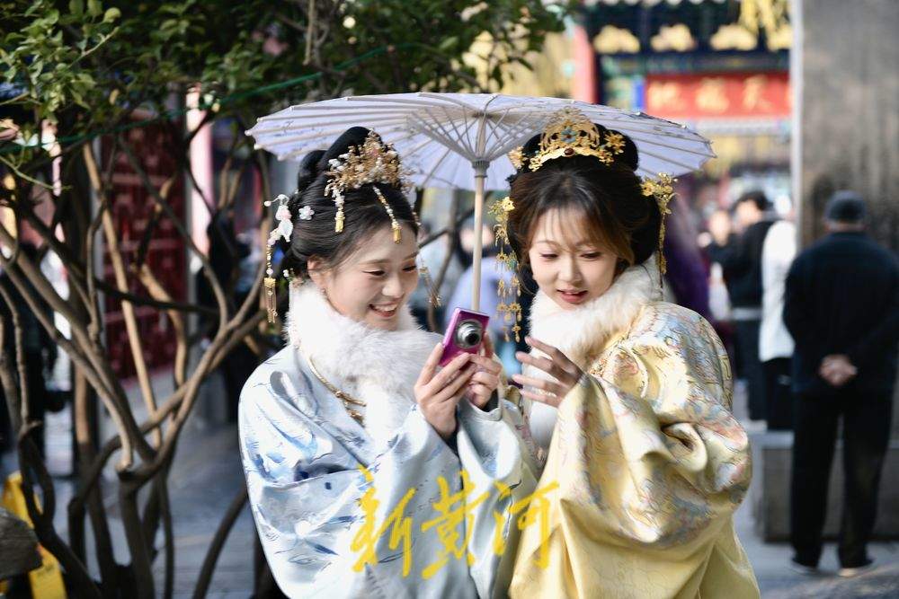 一年四季 泉在济南|泉城冬韵邂逅华服之美 泉畔兴起明制古装打卡热