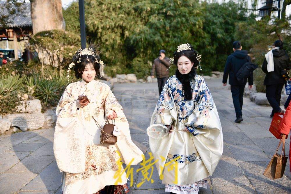 一年四季 泉在济南|泉城冬韵邂逅华服之美 泉畔兴起明制古装打卡热