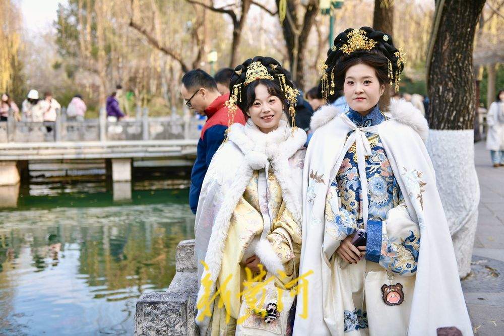 一年四季 泉在济南|泉城冬韵邂逅华服之美 泉畔兴起明制古装打卡热