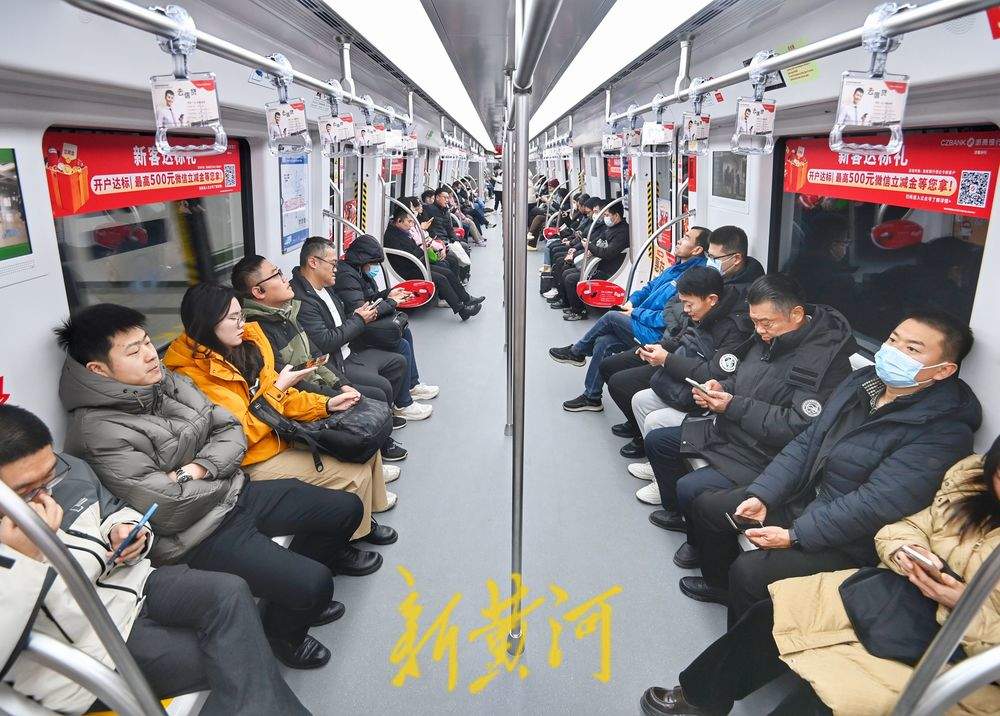 周一早高峰,济南地铁新线路客流平稳有序