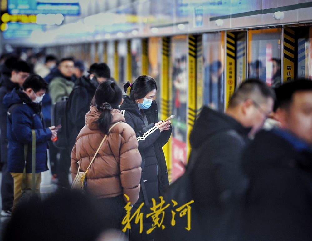 周一早高峰,济南地铁新线路客流平稳有序