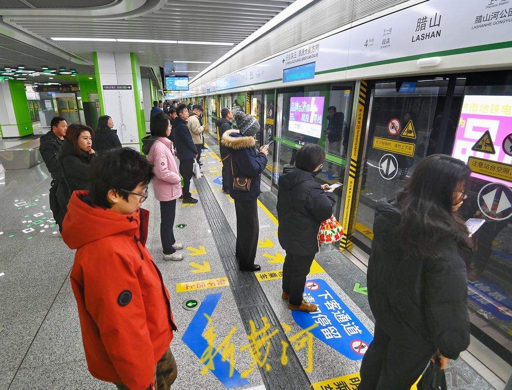 周一早高峰,济南地铁新线路客流平稳有序