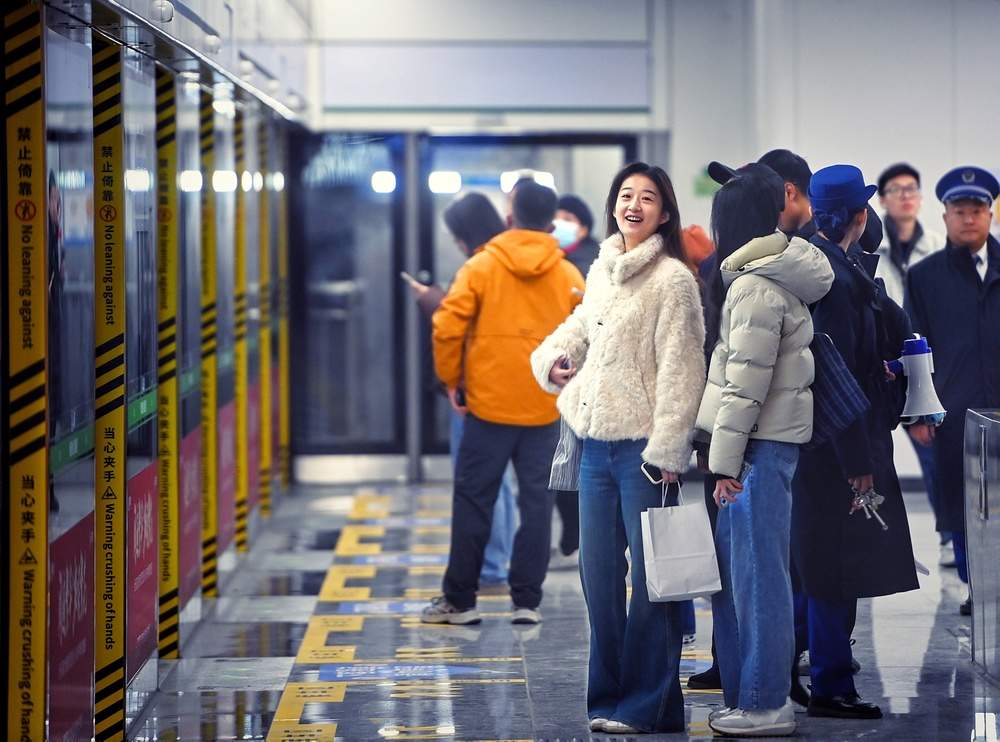 周一早高峰,济南地铁新线路客流平稳有序