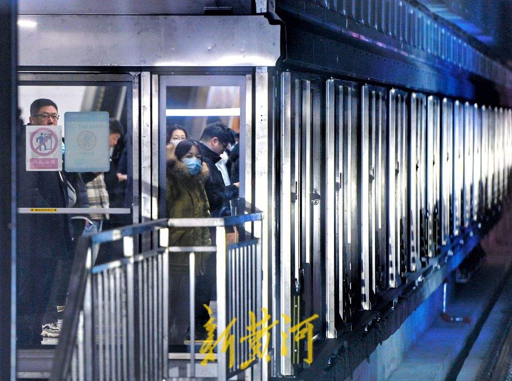 周一早高峰,济南地铁新线路客流平稳有序