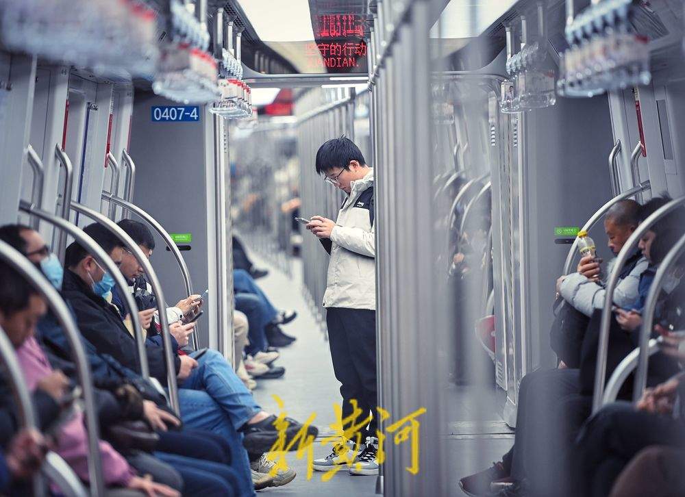 周一早高峰,济南地铁新线路客流平稳有序
