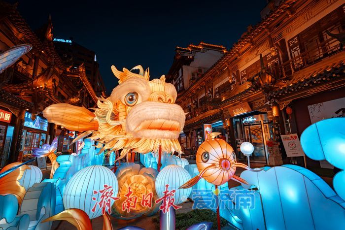 济南大观园花灯点亮夜色， 国潮光影盛宴迎元旦