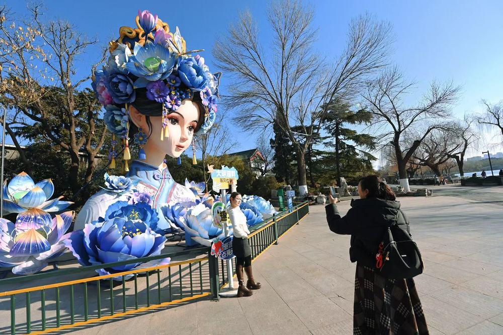 济南“湖畔雨荷2.0”热度不减，游客争相打卡拍照