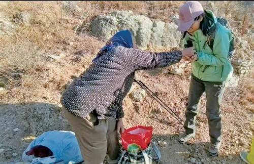 网友登山时偶遇赶回家看望年迈母亲的老人，一把软枣的温暖引来17万点赞  