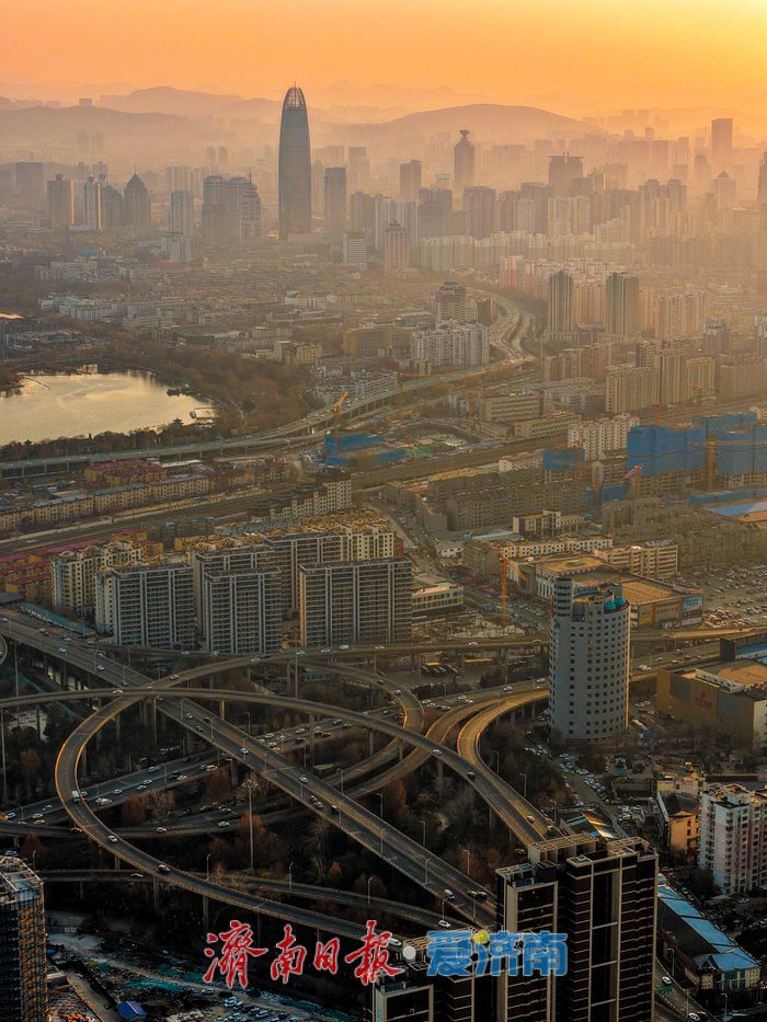 落日熔金染泉城